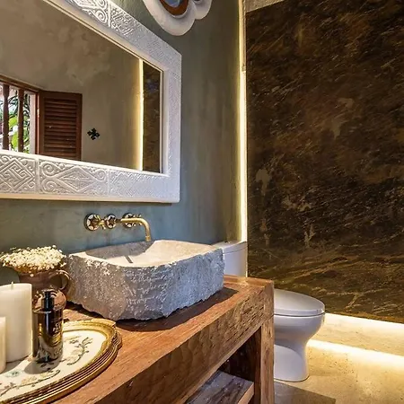 Luxury Tropical In Historic